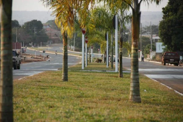 Além de receber asfalto, a Rua Filinto Muller está sendo reurbanizada e transformada em avenida.