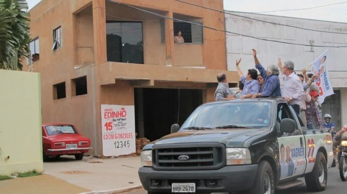 Veja fotos da carreata e comício em Anaurilândia