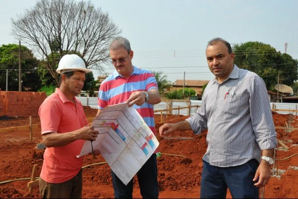 Deputado Geraldo Resende e o secretário Gerson Schautz vistoriam obras da Clínica da Mulher.