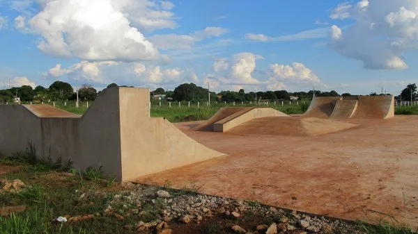 Obras da da pista de skate que está sendo construída no interior do Parque Ambiental do Córrego Rego d'Água
