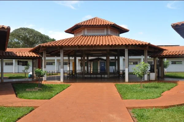 Prédio funcional da Escola Guateka substituiu casa de pau a pique, que existia anteriormente