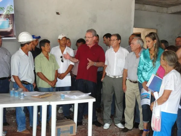 Deputado em visita com equipe técnica da Prefeitura, vereadores e entidades no canteiro de obras da Clínica da Mulher.