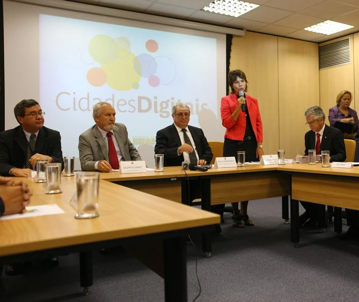 O ministro das Comunicações Paulo Bernardo e a secretária de Inclusão Digital do MiniCom, Lygia Puppato no lançamento do projeto das Cidades Digitais