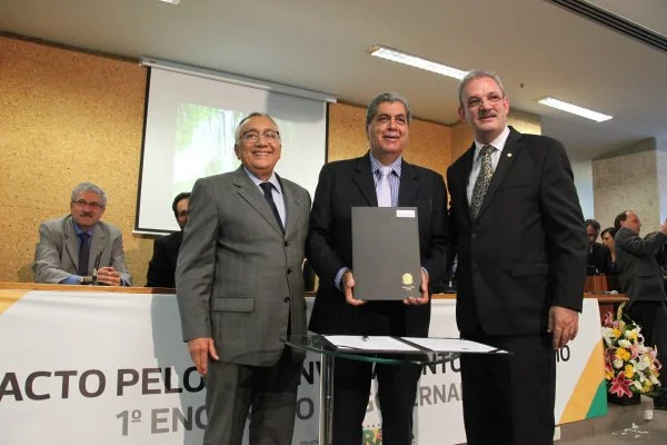 Deputado Geraldo Resende e governador André assinam, em dezembro do ano passado, convênio liberado pelo ministro Gastão Vieira.