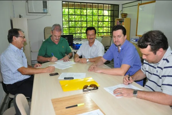 Deputado Geraldo Resende assina acordo como avalista, representando a população.