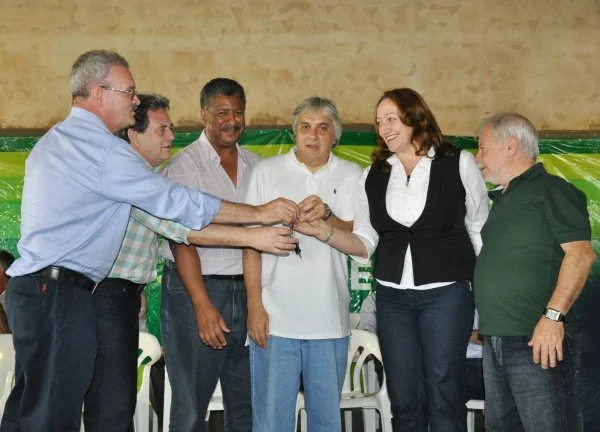 Geraldo Resende, prefeitos e membros da bancada federal participaram, ano passado, de entrega de máquinas para 40 municípios do Estado.