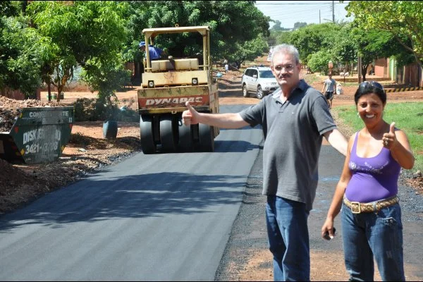 Deputado Geraldo Resende comemora asfalto com moradores.