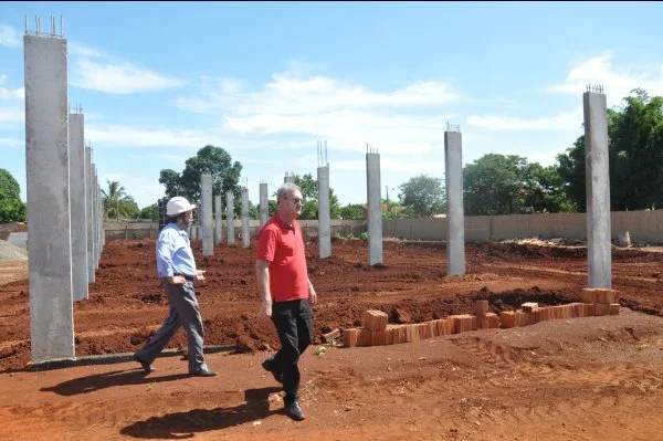 Deputado Geraldo Resende, em vistoria às obras da Praça da Juventude