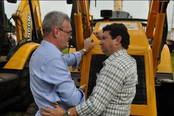 Deputado Geraldo Resende participou, ano passado, da entrega de retroescavadeiras a municípios de MS: articulação da bancada