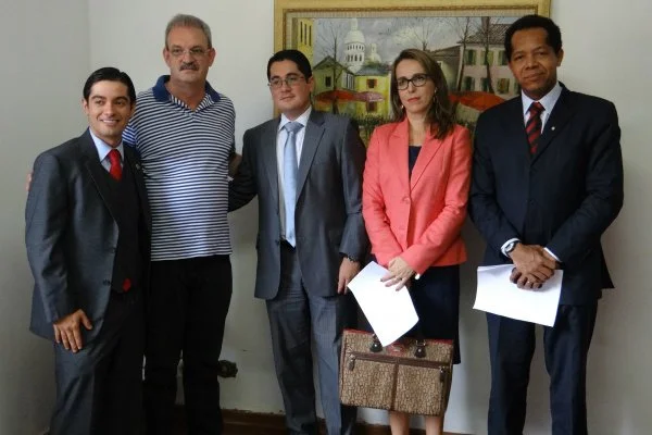 Geraldo Resende juntamente com promotores de Justiça em Dourados