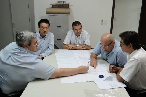 Engenheiro do Ministério da Saúde durante reunião no Hospital Evangélico de Dourados.