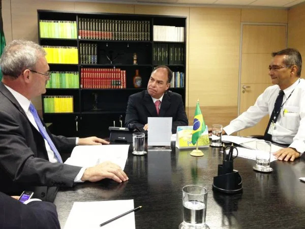 Deputado Geraldo Resende, em audiência com ministro Fernando Bezerra, viabiliza recursos para asfalto em Dourados