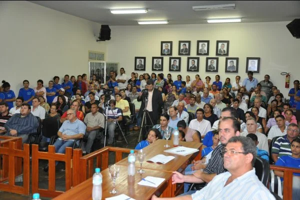 Público lotou as dependências da Câmara de Itaporã, na noite de sexta-feira