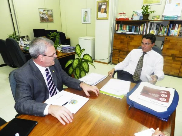 Deputado Geraldo Resende, em audiência com secretário Helvécio Magalhães