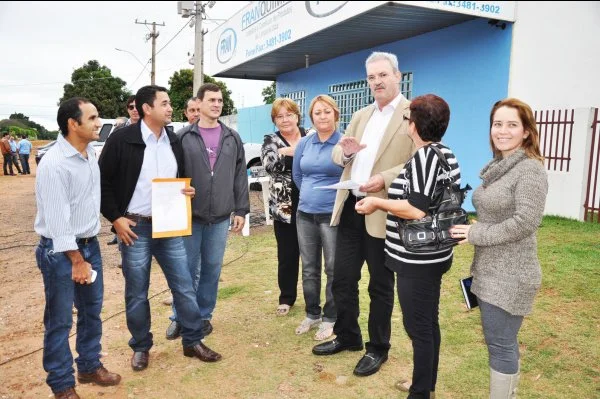 Momento em que os moradores da Vila Crepúsculo entregaram reivindicações a Geraldo Resende.