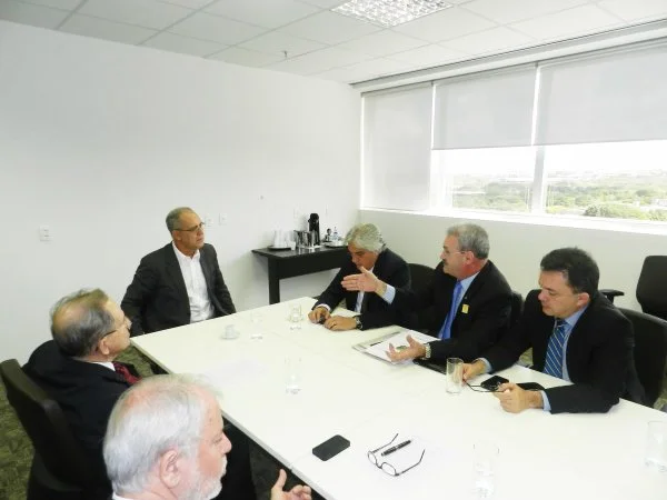 Deputados e senadores reunidos com o presidente da EPL Bernardo Figueiredo.