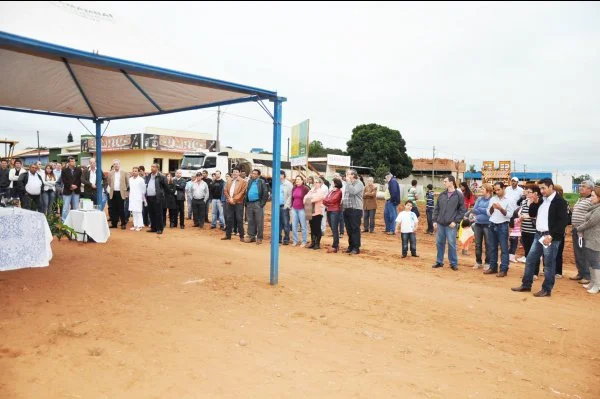 Mesmo com frio, moradores prestigiaram solenidade de lançamento