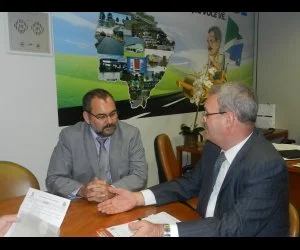 O prefeito Humberto Amaducci, em reunião com o deputado Geraldo Resende, no dia 24 de abril, em Brasília