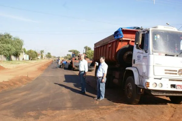 Prefeito Mário Valério e secretário de Serviços Urbanos, Jorge Tadeu Lopes vistoriam as obras na Vila Planalto.