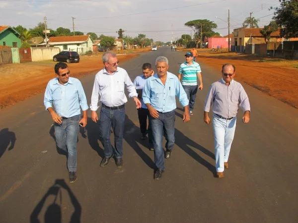 Deputado e prefeito fizeram visita as obras de pavimentação asfáltica na Vila Planalto.