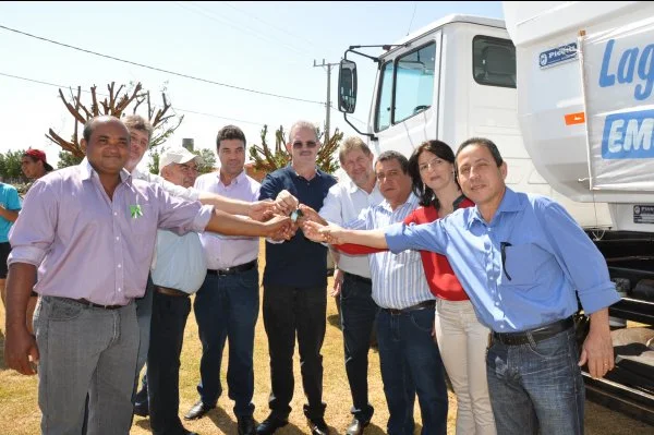 Geraldo Resende, prefeito Itamar Bilibio, vereadores e secretários fazem entrega das chaves do caminhão caçamba.