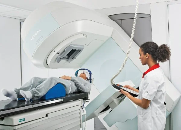 Modelo de equipamento de radioterapia que será doado a hospitais de MS
