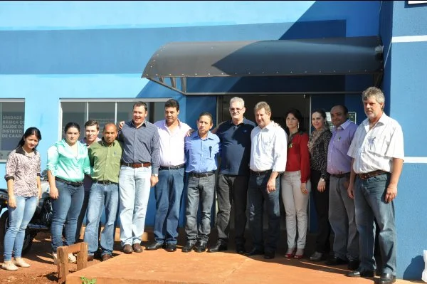 Lideranças, em frente à Unidade Básica de Saúde do Distrito de Carapã