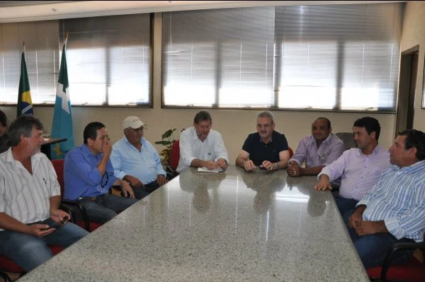 Reunião de Geraldo Resende com o prefeito Itamar, vereadores e secretários