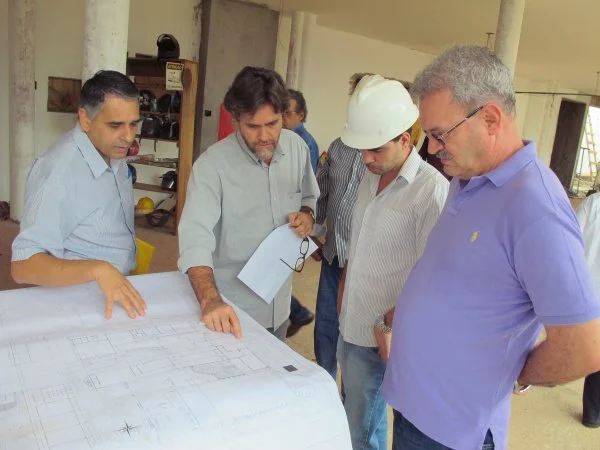 Geraldo Resende, durante vistoria de obras na Escola Presidente Vargas