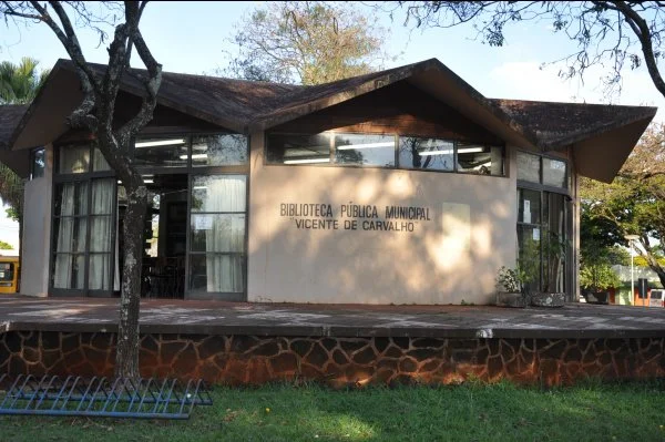Biblioteca pública da Praça Antonio Alves Duarte, em frente ao Hospital Evangélico.