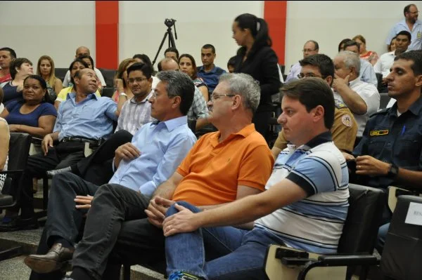 Prefeito Roberto Hashioka, deputado Geraldo Resende e vereador Adriano Palópoli, durante apresentação do projeto arquitetônico da Praça Brasil.