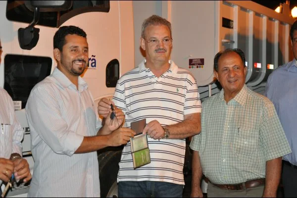 Prefeito Wallas, deputado federal Geraldo Resende e deputado estadual Zé Teixeira durante entrega das obras.