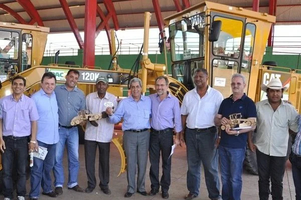 Deputado Geraldo Resende durante entrega de motoniveladoras em Costa Rica em setembro deste ano.