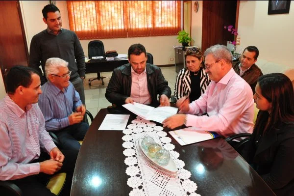 Deputado Geraldo Resende, prefeito Juvenal Neto e lideranças: trabalho em favor da saúde de Nova Alvorada do Sul