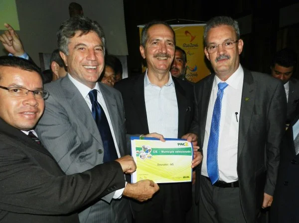 Vereador Pedro Pepa, prefeito Murilo, ministro Aldo Rebelo e deputado Geraldo Resende comemoram conquista para Dourados