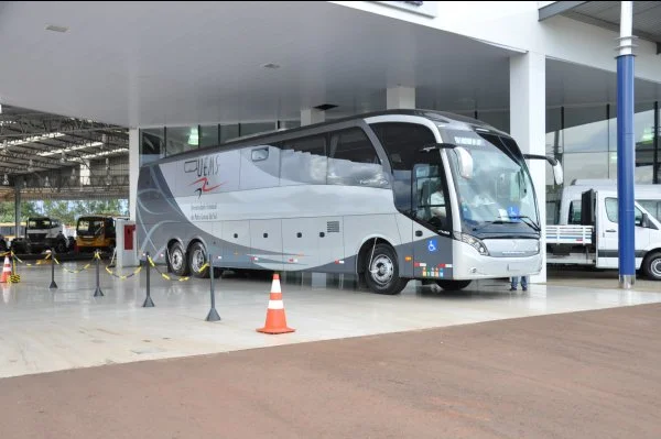 Ônibus zero quilômetro, é dotado de modernas tecnologias, inclusive de acessibilidade.