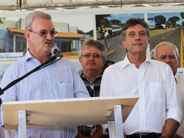 Geraldo Resende, ladeado pelo prefeito Murilo Zauith, durante solenidade de entrega da Clínica da Mulher de Dourados