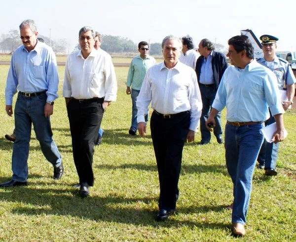 Michel Temer, ladeado por lideranças do PMDB/MS em agosto de 2007: volta a Dourados para evento partidário