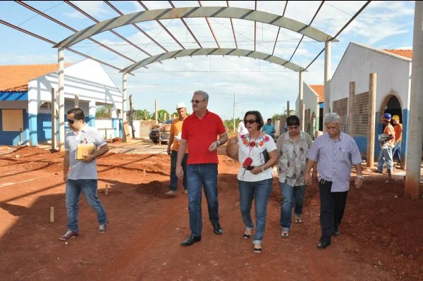 Deputado Geraldo Resende e secretária Nilene Badeca, em vistoria às obras da Escola do Jóquei, no início de abril