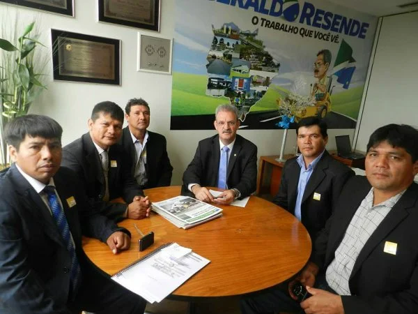 Vereador Aguilera de Souza e grupo de indígenas douradenses, que tiveram audiência com o deputado Geraldo Resende, em Brasília, no ano passado.