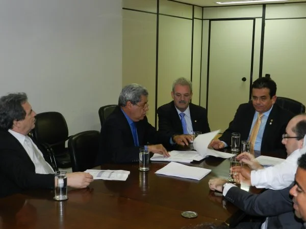 Assinaturas de contratos beneficiam nove municípios