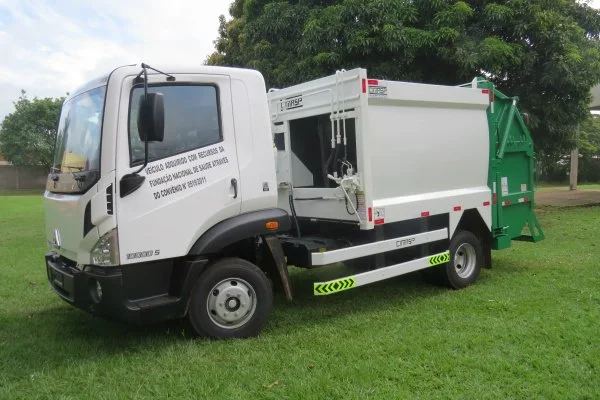 Caminhão compactador de lixo de Sete Quedas, que está sendo entregue à população de Sete Quedas