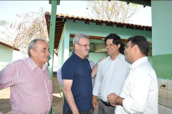 Geraldo Resende, prefeito Léo Mattos e lideranças de Naviraí