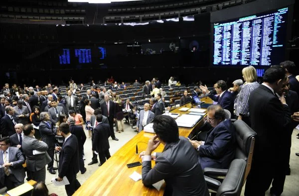 Geraldo Resende vota contra proposta do governo que diminui recursos na área da saúde