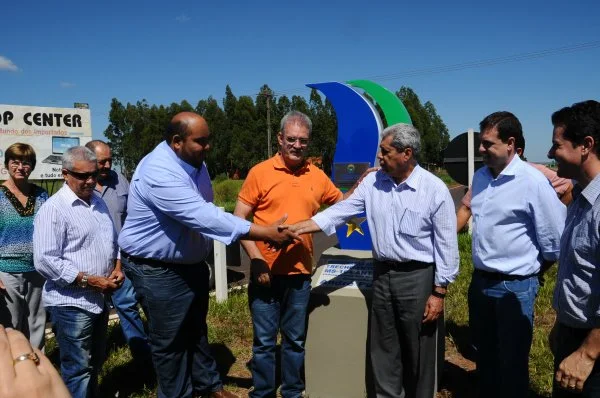 Deputado Geraldo Resende (ladeado pelo vereador Agnaldo Miudinho e pelo governador André Puccinelli), agraciado com Título de Cidadão Pontaporanense