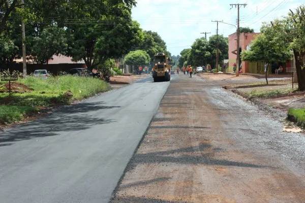 Capa asfáltica está sendo implantada em ruas do Parque Nova Dourados.