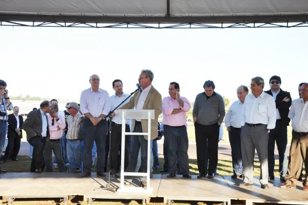 Deputado Geraldo Resende discursa em favor da duplicação da Avenida Guaicurus em 2012, na inauguração da Perimetral Norte