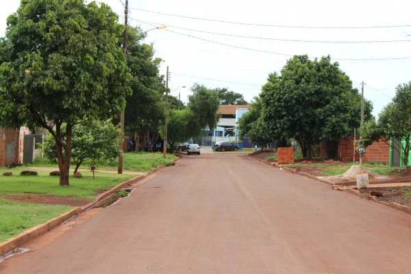 Chegada do asfalto mudou a vida dos moradores do bairro Parque do Lago II, que não sofrem mais com a poeira e o barro