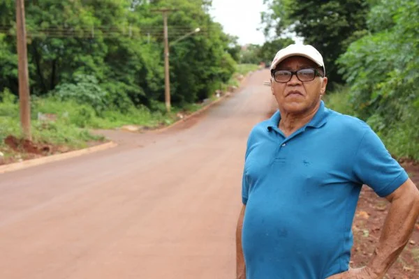 Um dos moradores mais antigos do Parque do Lago II, o aposentado Antônio de Souza comemora a conclusão do asfalto em várias ruas do bairro