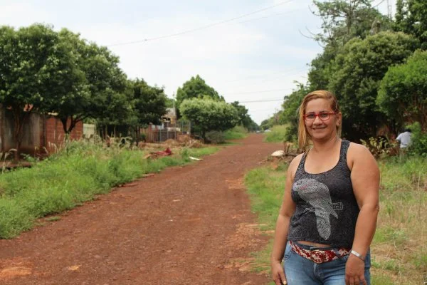 Jardim Maipu está entre os 16 bairros de Dourados que serão beneficiados com novas frentes de asfalto. Dona Neuza e os moradores ficaram felizes com a notícia